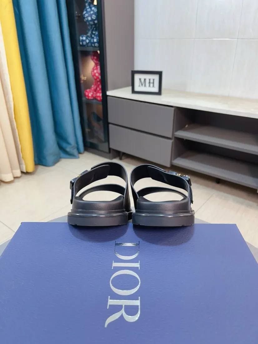 Men's Men's Shoes 💰320🌸🌸Dior Aqua Men's Sandals Slippers. Showcasing Dior haute couture design. The Dior gray suede strap is accented with an aluminum Dior buckle for added style. Paired with a comfortable tonal notch sole, they pair easily with shorts or jeans for a sophisticated look. Main body: suede cow leather, technical fabric lining: cow leather, with adjustable straps, aluminum Dior buckle, Dior gray EVA insole, tonal notch rubber outsole splicing structure👌👌size: 38-44 (45.46 customized)